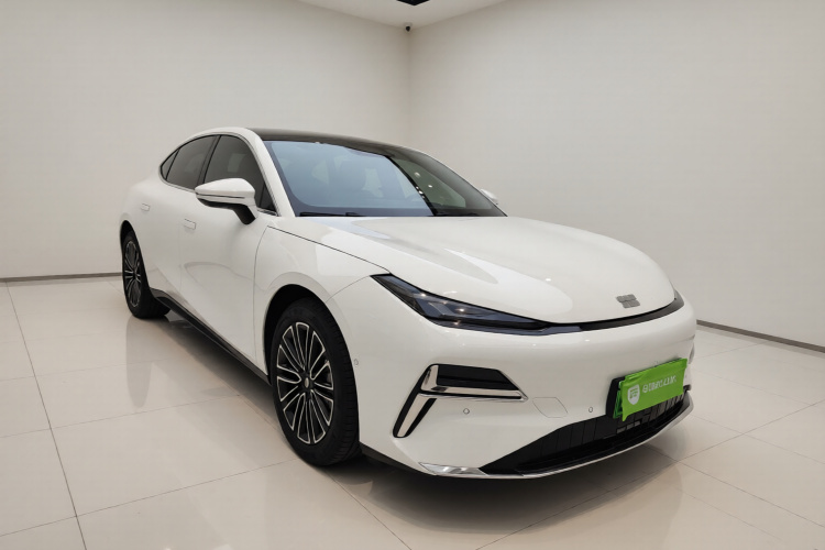 吉利银河 银河星耀8 2025款 130km EM-i 尊享版车身外观3