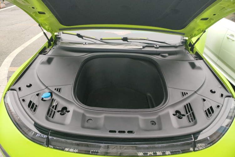 小鹏P7 2022款 670E+鹏翼版机舱底盘24