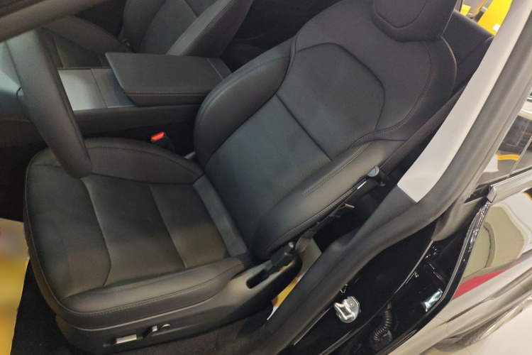 特斯拉 Model Y 2025款 后轮驱动版中控内饰19