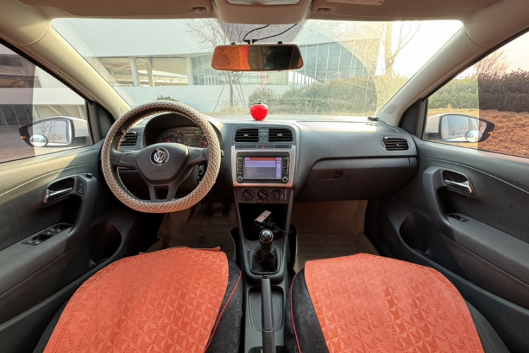 大众 Polo 2014款 1.4L 手动风尚版中控内饰7004