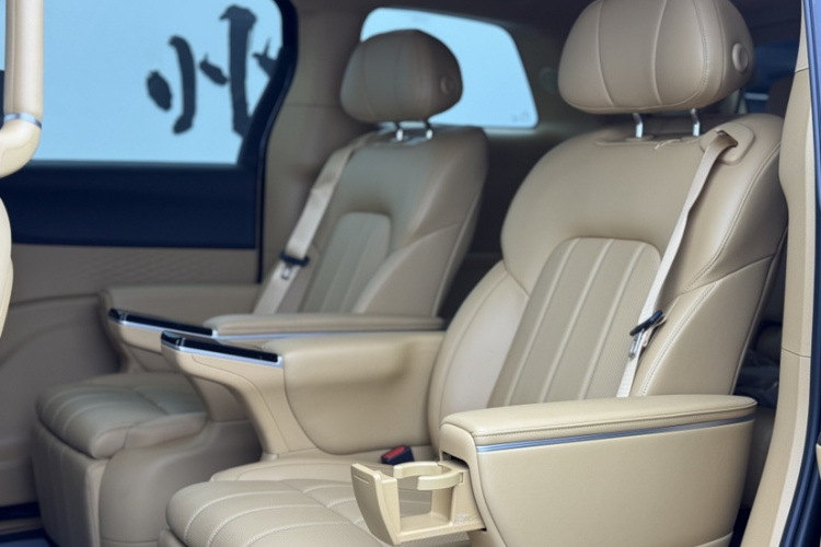 岚图汽车 岚图梦想家 2025款 PHEV 四驱卓越乾崑版中控内饰7003