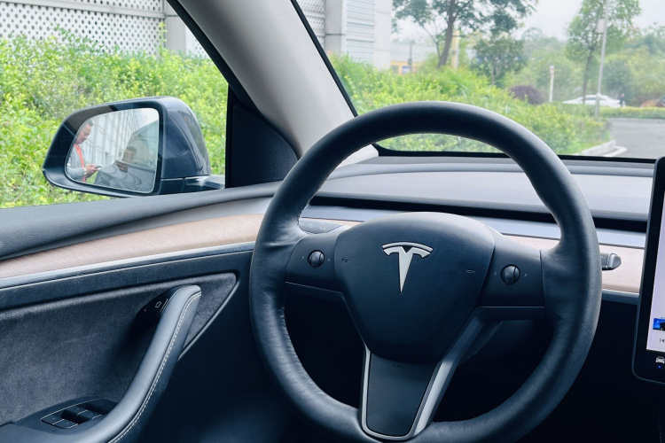 特斯拉 Model Y 2021款 长续航全轮驱动版中控内饰7003