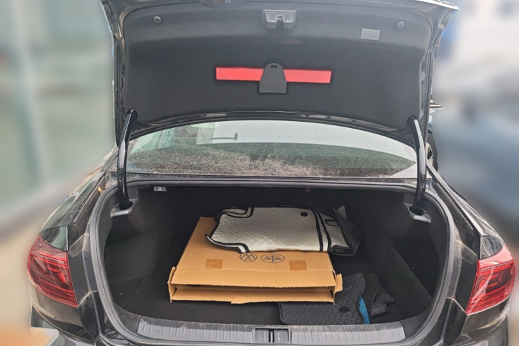 大众 迈腾 2023款 200万辆纪念版 330TSI DSG豪华型中控内饰23