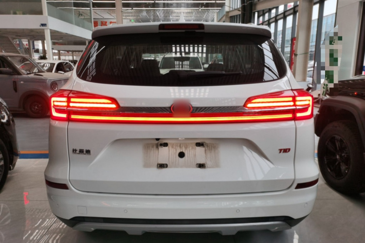 比亚迪 宋 2019款 1.5TI 自动智联越动型车身外观6