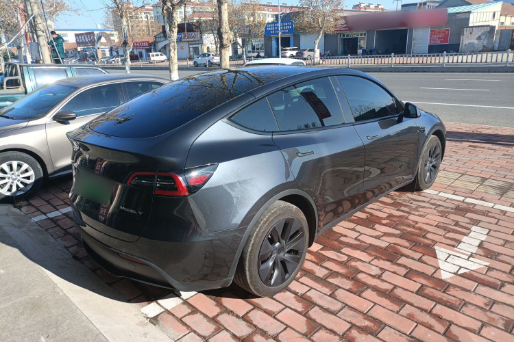 特斯拉 Model Y 2024款 后轮驱动版车身外观7