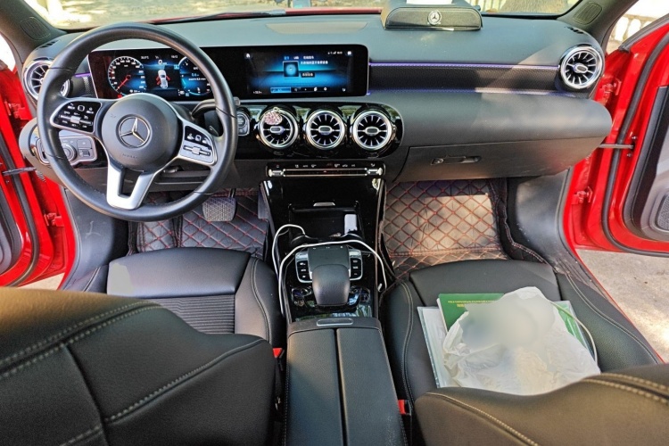 奔驰A级(进口) 2019款 A 200 动感型中控内饰7002