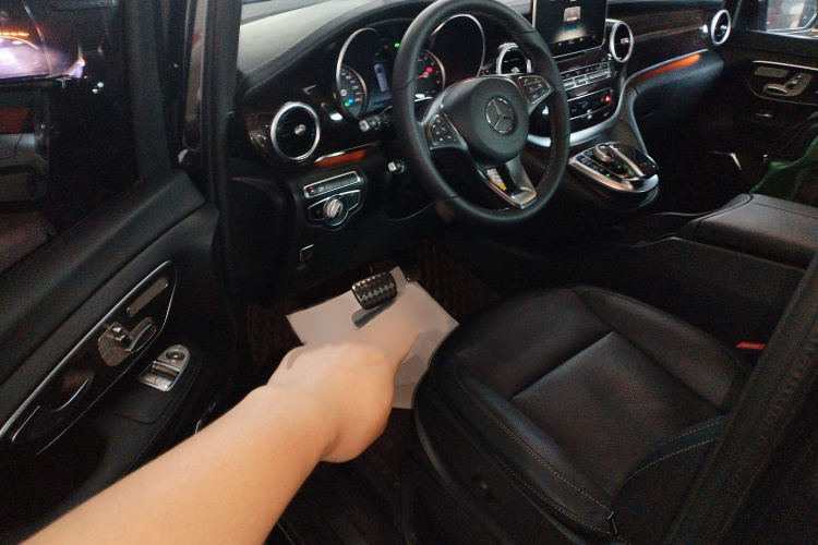 奔驰V级 2018款 V 260 L 尊贵加长版 国VI中控内饰7003