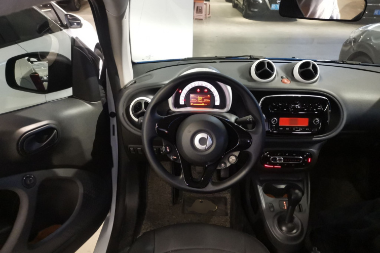 smart fortwo 2018款 1.0L 52千瓦硬顶灵动版 国V中控内饰13
