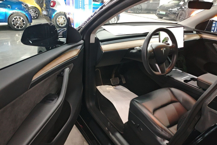 特斯拉 Model Y 2021款 长续航全轮驱动版中控内饰7003