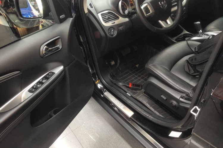 道奇 酷威 2013款 2.4L 两驱尊尚版中控内饰20