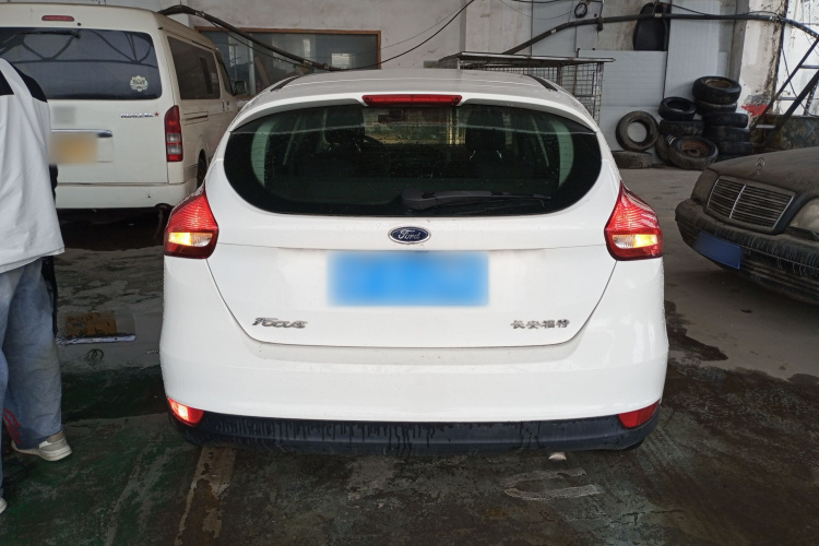 福特 福克斯 2017款 两厢 1.6L 自动舒适型智行版车身外观6