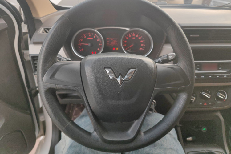 五菱汽车 五菱宏光 2019款 1.5L S标准型国VI LAR中控内饰13