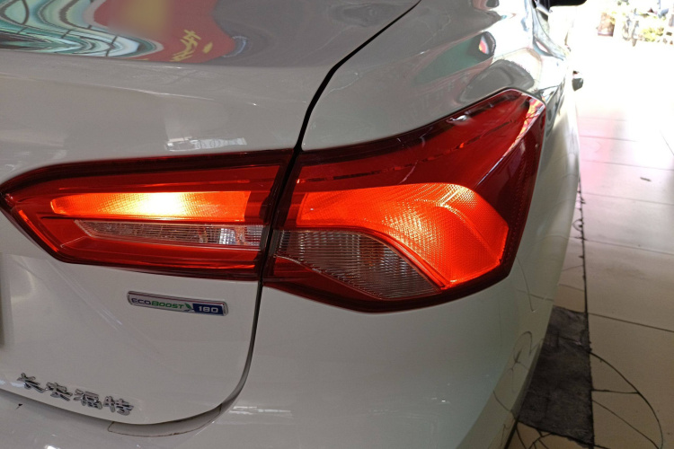 福特 福克斯 2021款 三厢 EcoBoost 180 自动锋潮型车身外观9