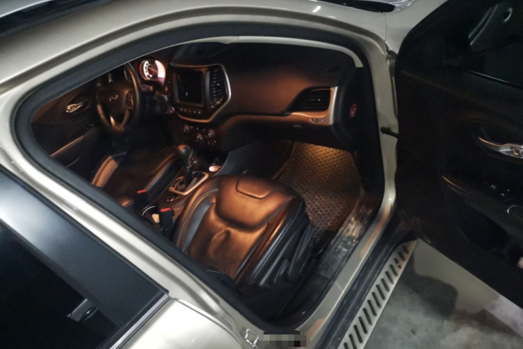 Jeep 自由光(进口) 2014款 2.4L 豪华版局部细节9005