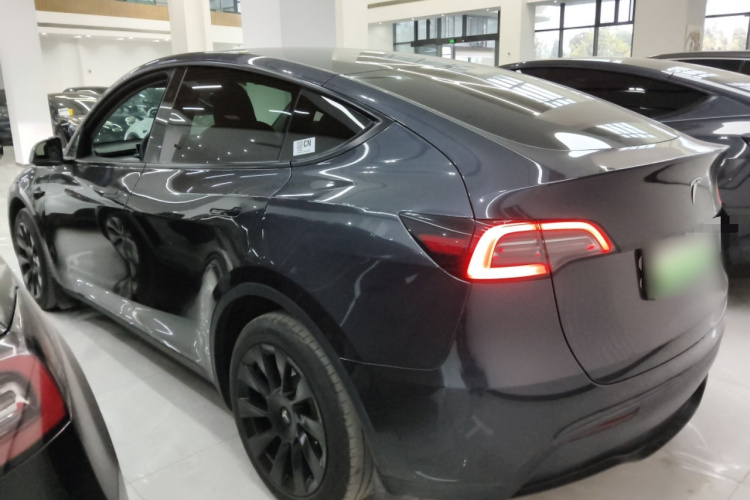特斯拉 Model Y 2024款 长续航全轮驱动版车身外观4