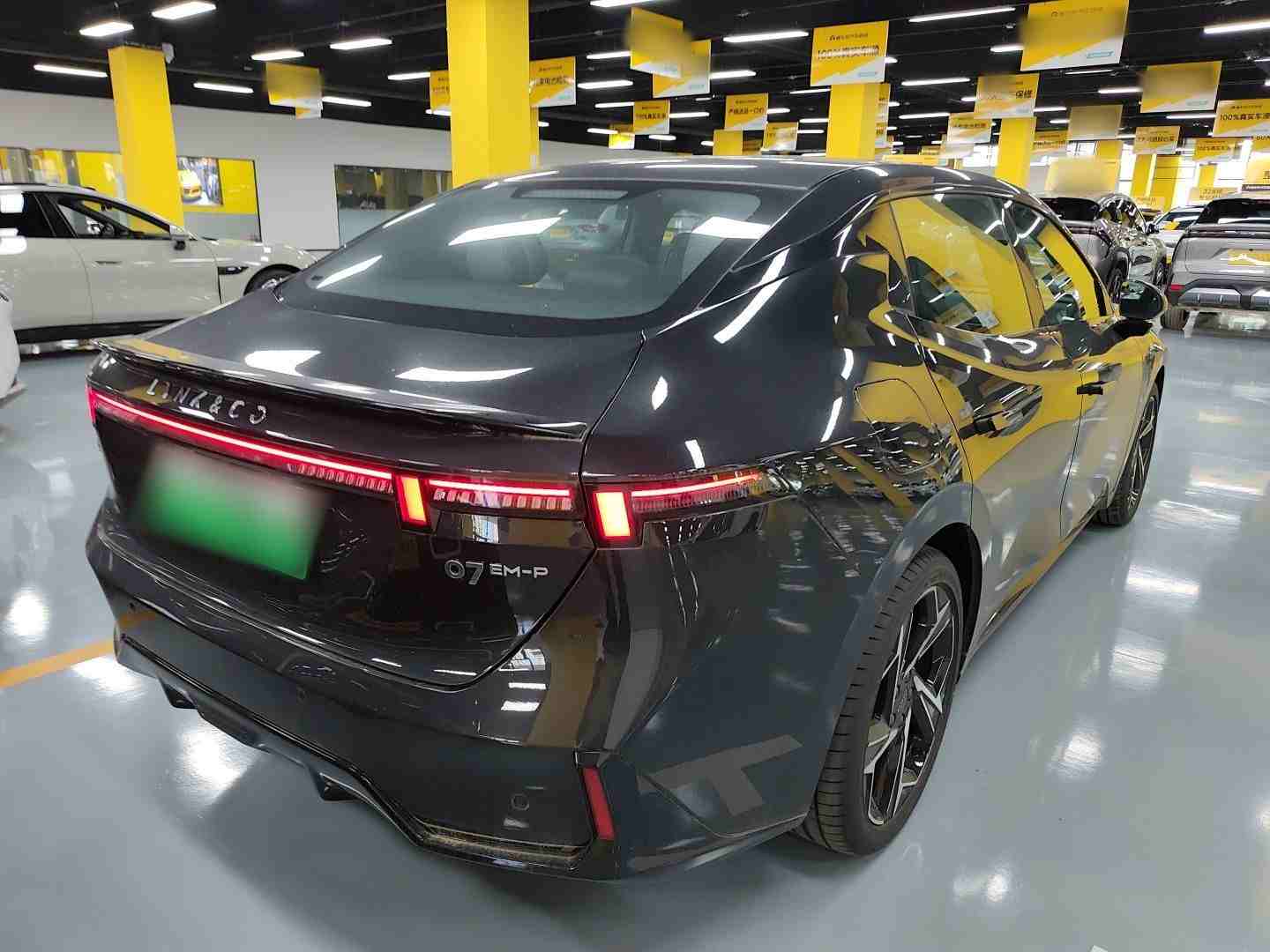 车辆右后45度外观展示