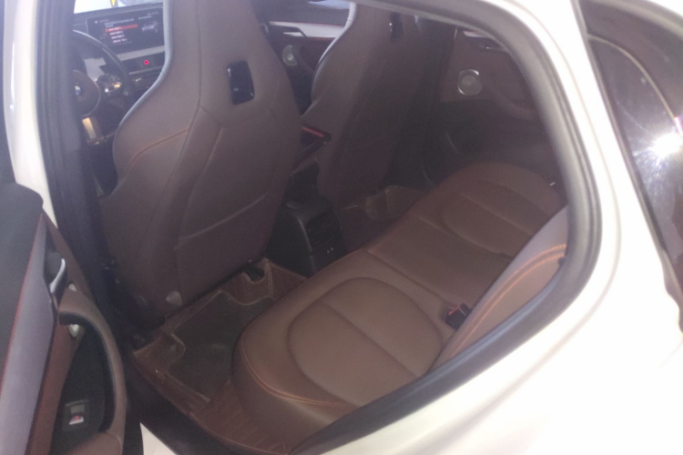 宝马X2 2021款 改款 xDrive25i 曜夜版中控内饰21