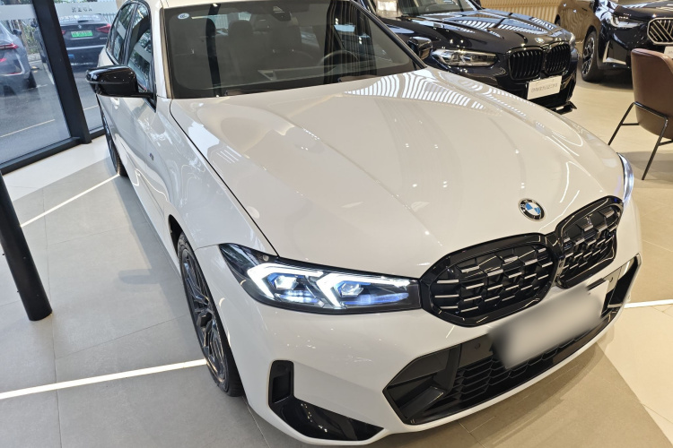 宝马3系 2023款 330i M运动曜夜套装车身外观3