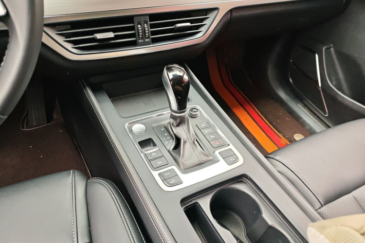 比亚迪 唐 2018款 2.0T 自动智联尊贵型 7座 国V局部细节18