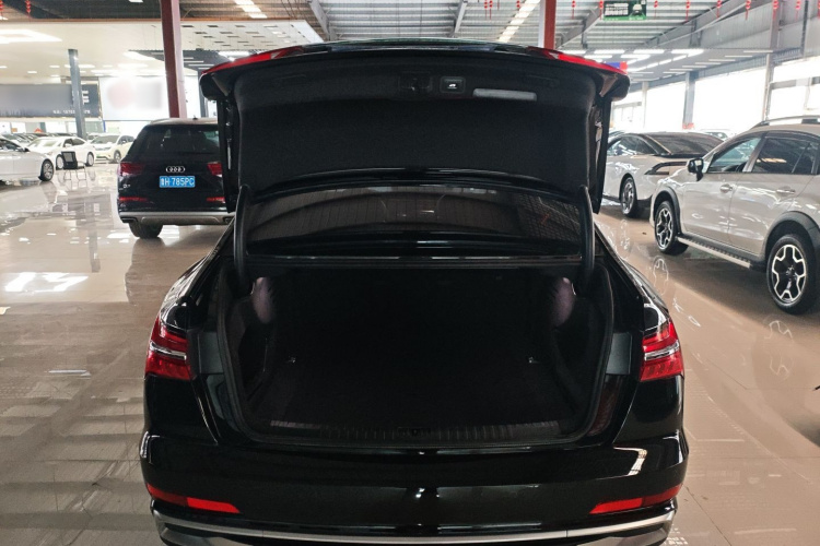 奥迪A6L 2021款 45 TFSI 臻选动感型机舱底盘23
