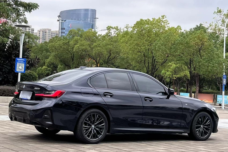 宝马3系 2023款 330i M运动曜夜套装车身外观6003