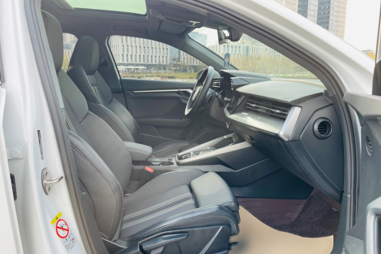 奥迪A3 2023款 改款 A3L Limousine 35 TFSI 时尚运动型中控内饰7010