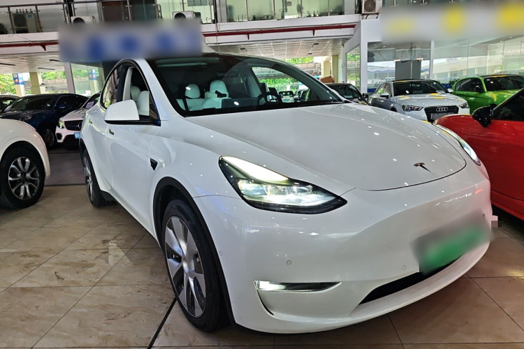 特斯拉 Model Y 2021款 长续航全轮驱动版车身外观3