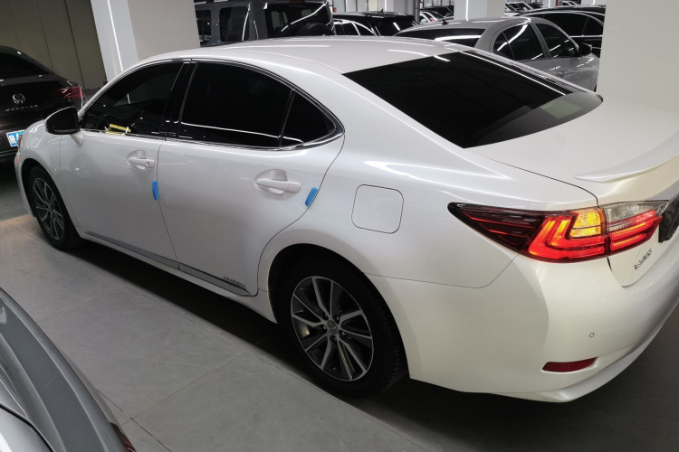 雷克萨斯ES 2015款 300h 舒适版车身外观4