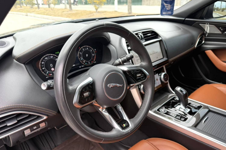 捷豹XEL 2024款 2.0T 250PS R-DYNAMIC S耀黑运动版局部细节13