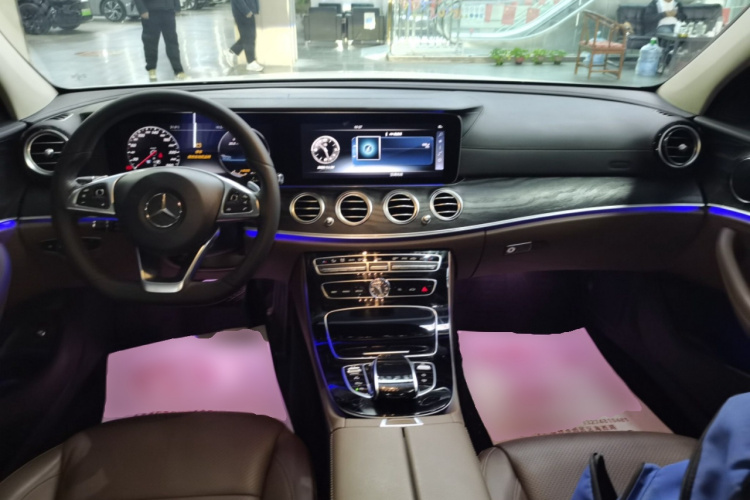 奔驰E级 2017款 E 300 L 运动豪华型中控内饰12