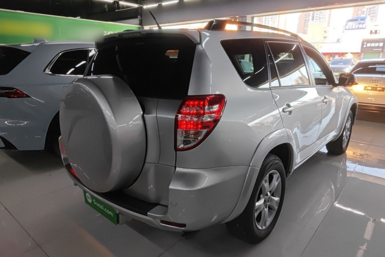 丰田 RAV4荣放 2011款 2.0L 自动豪华版车身外观7
