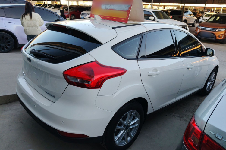 福特 福克斯 2018款 两厢经典 1.6L 自动风尚型智行版车身外观7