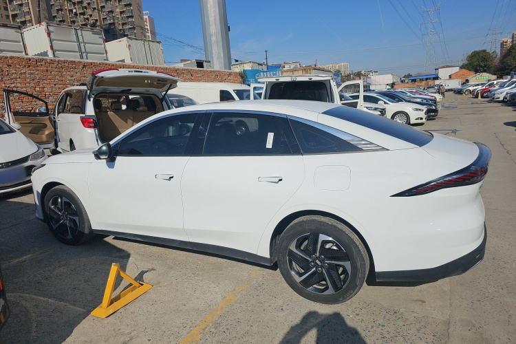 吉利银河 银河L6 2024款 125km PLUS 龙腾版车身外观4