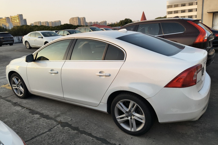 沃尔沃S60 2015款 S60L T5 智驭版车身外观4