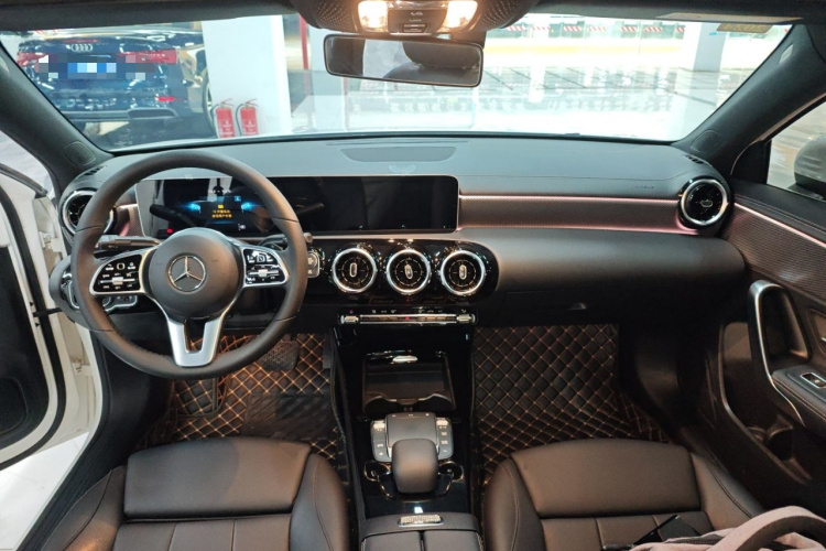 奔驰A级 2020款 改款 A 180 L 运动轿车特殊配置中控内饰12