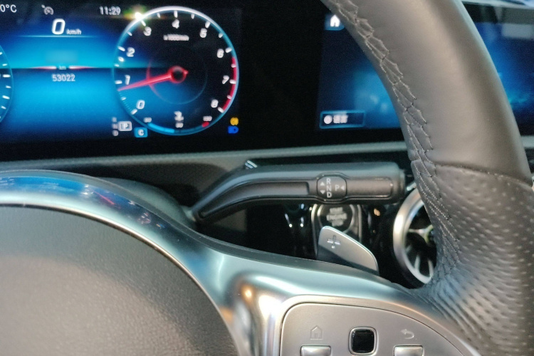 奔驰A级 2021款 A 200 L 运动轿车时尚型局部细节18