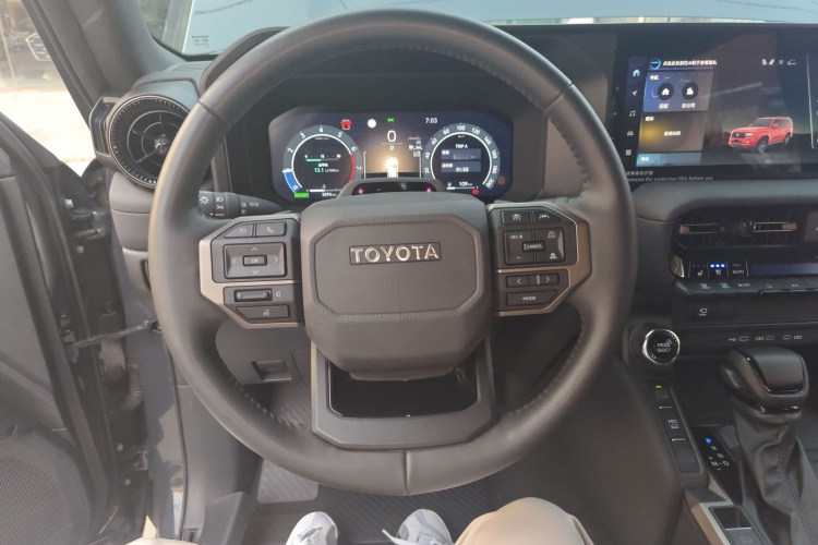 丰田 普拉多 2024款 2.4T 悍野WX版 6座中控内饰13
