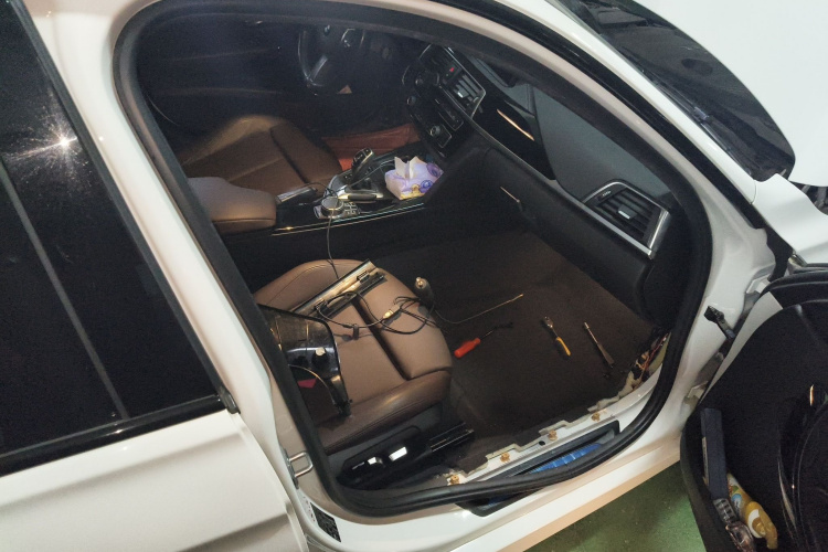 宝马3系 2018款 320Li 领先型M运动套装局部细节9005