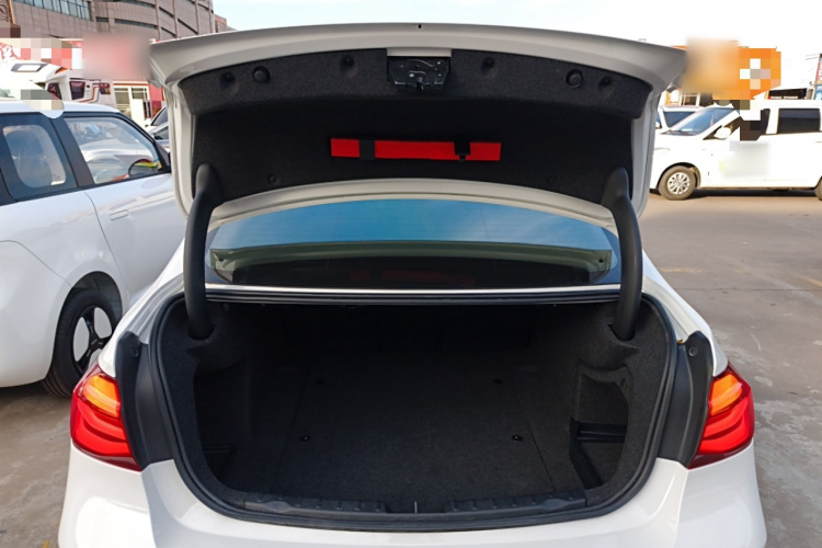 宝马3系 2019款 320i M运动曜夜版机舱底盘23