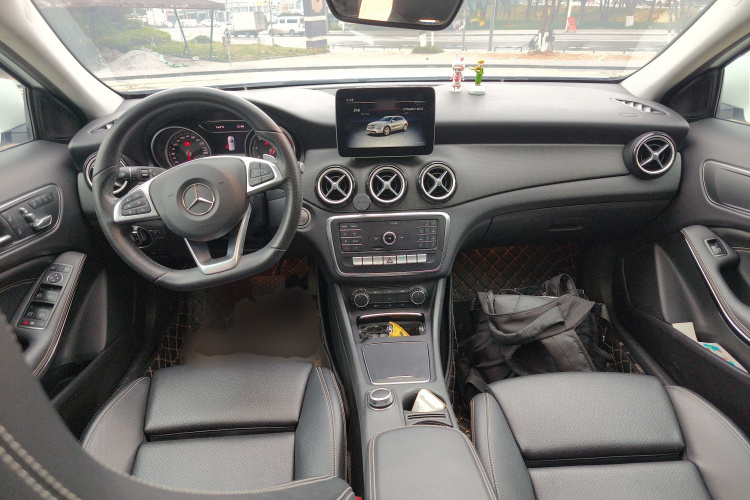 奔驰GLA 2019款 GLA 200 动感型中控内饰12