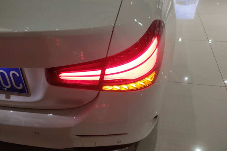 奔驰A级 2024款 A 200 L 时尚型车身外观9