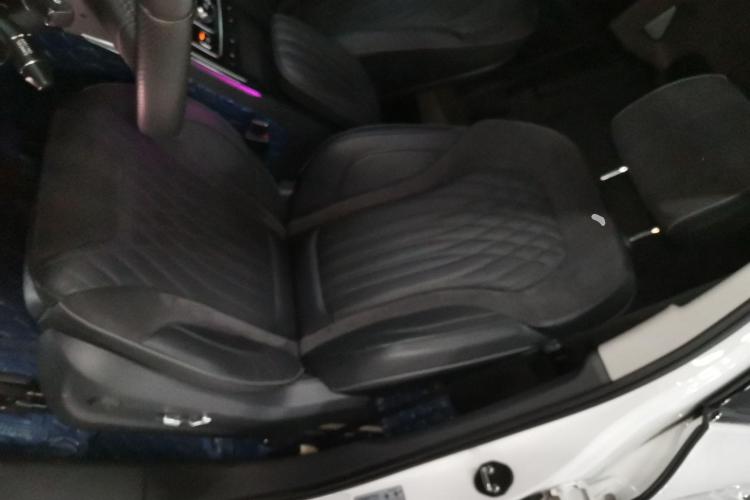 红旗HS5 2022款 改款 2.0T 智联旗享版中控内饰19