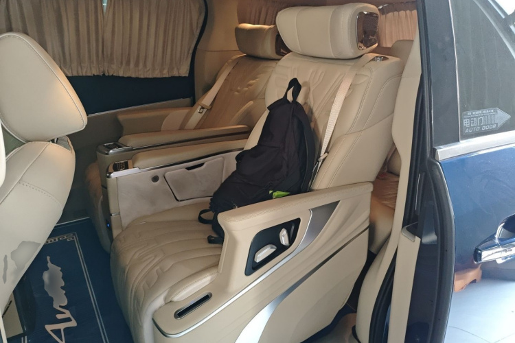 别克GL8 2023款 陆上公务舱 智慧尊贵型中控内饰7004