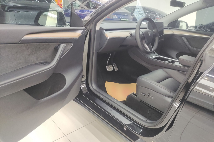 特斯拉 Model Y 2022款 长续航全轮驱动版中控内饰20