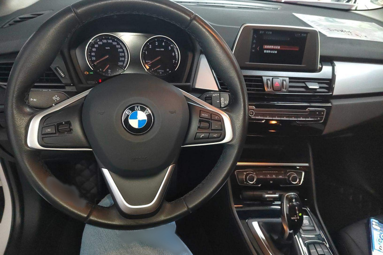 宝马2系多功能旅行车 2019款 220i 领先型中控内饰7002