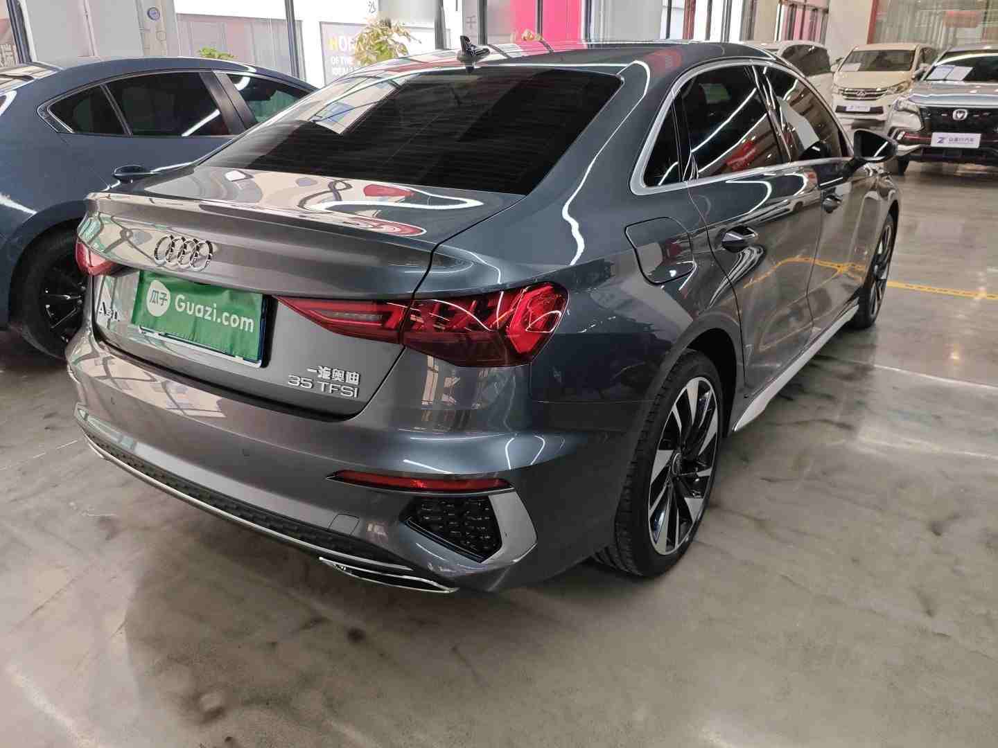 车辆右后45度外观展示