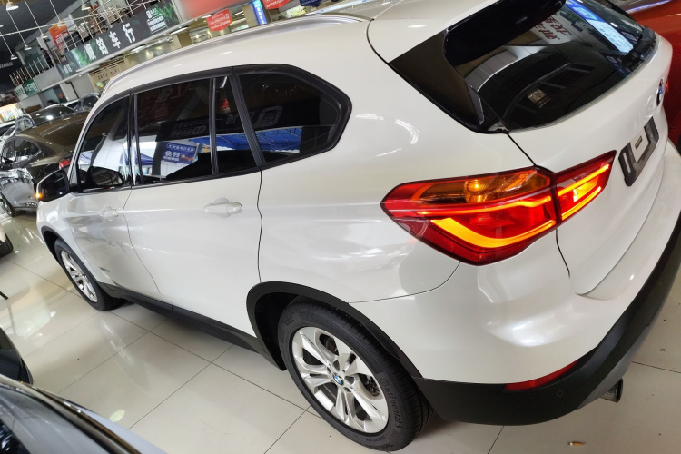 宝马X1 2016款 sDrive18Li 尊享型车身外观4