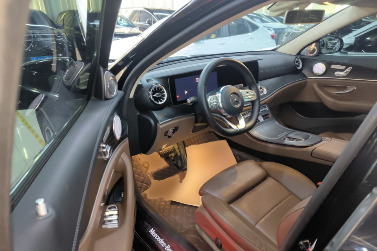 奔驰E级 2019款 E 260 L 运动型中控内饰20