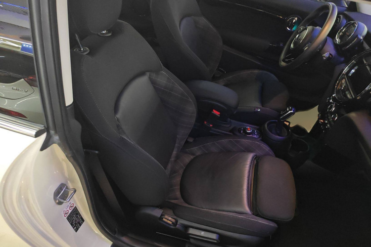 MINI 2019款 1.5T COOPER 经典派中控内饰7010