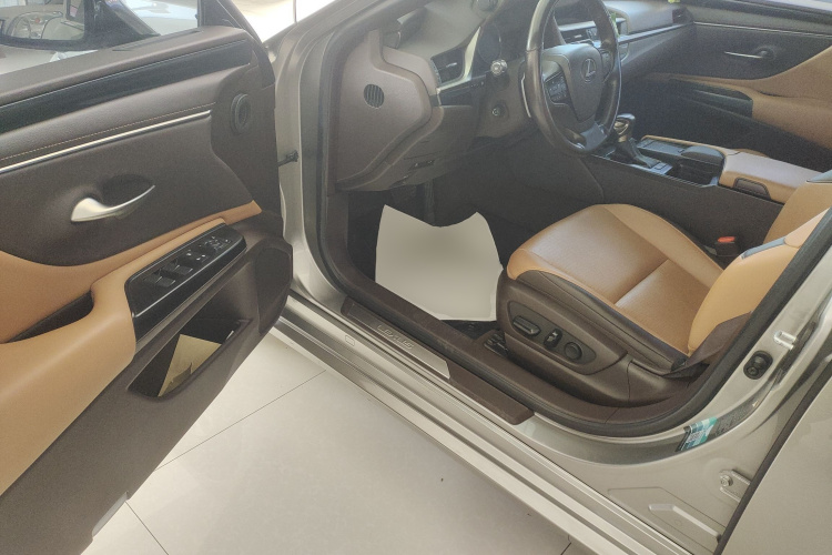 雷克萨斯ES 2020款 200 卓越版中控内饰20